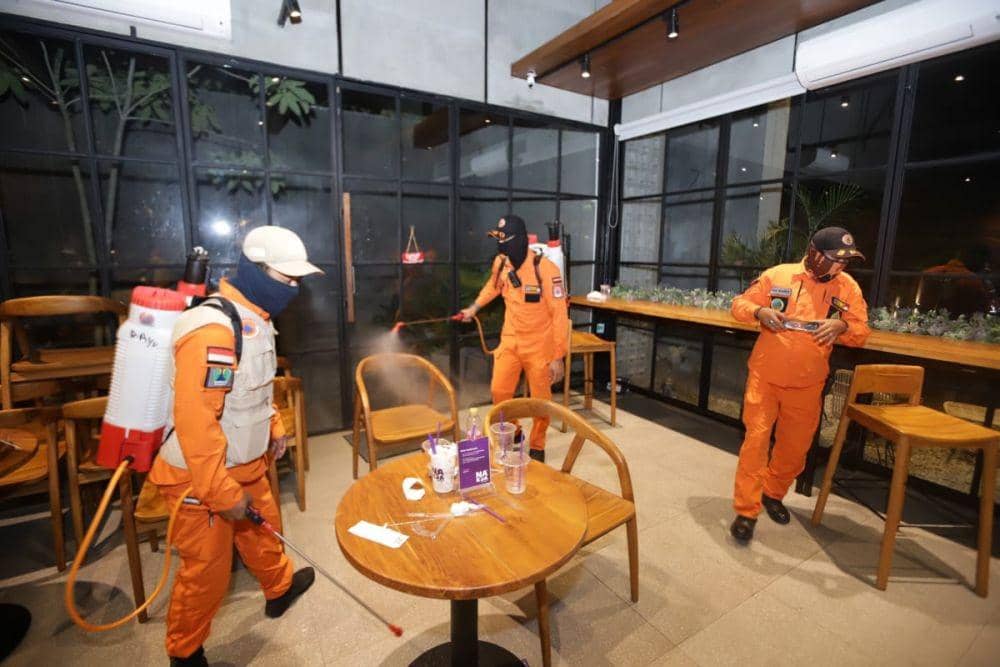Penyemprotan dilakukan di tiap sudut cafe untuk mencegah penyebaran virus COVID-19. Dok/Humas Pemkot Malang