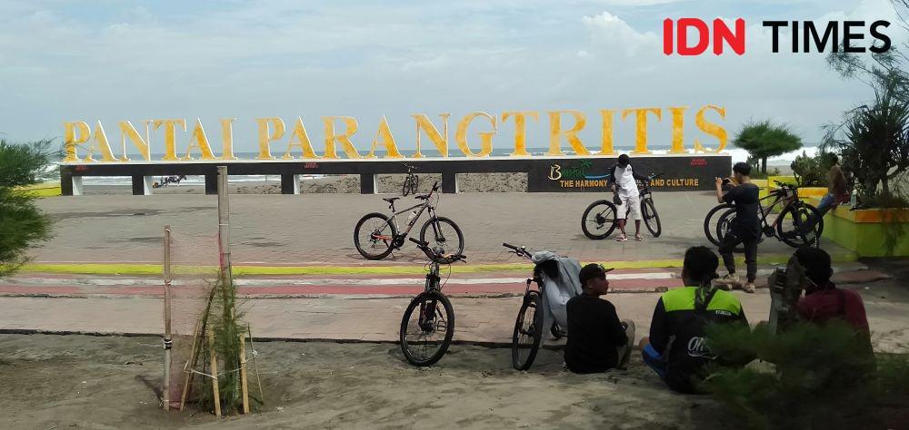 Belum Dibuka, Wisatawan Datangi Pantai Parangtritis dan Depok
