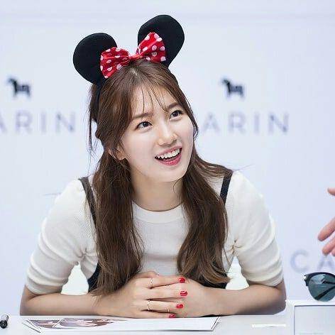 instagram.com/suzybz