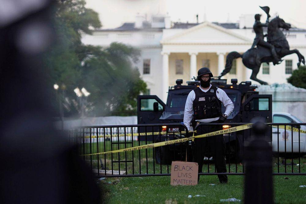 Seorang anggota Secret Service terlihat di belakang barikade saat pengunjuk rasa melakukan protes di dekat Gedung Putih atas kematian George Floyd di Washington, D.C., Amerika Serikat, pada 30 Mei 2020. ANTARA FOTO/REUTERS/Eric Thayer