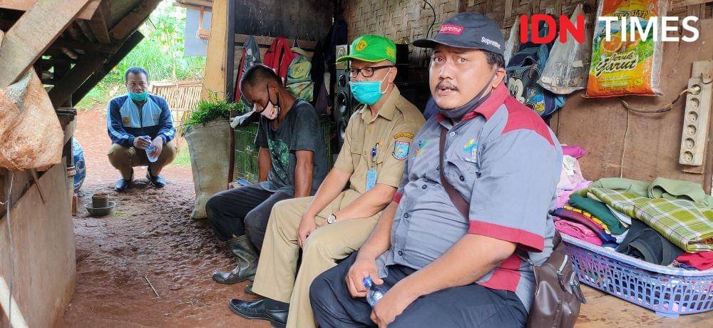 (kanan) pegawai PKH Kemensos saat mendatangi dan dikonfirmasi di rumah Keluarga Pendi (IDN Times/Muhamad Iqbal)