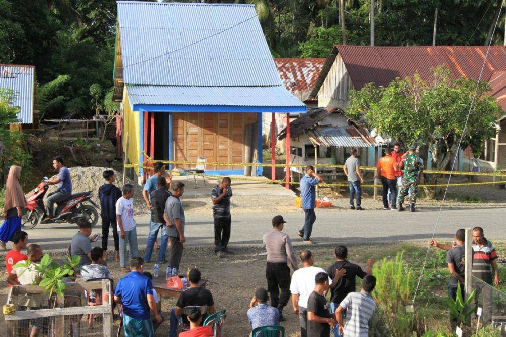 Warga tampak berkumpul di seputaran lokasi rumah Ahmad Yani yang dilempa granat (Tim Penjinak Bom Polda Aceh saat berada di rumah Ahmad Yani (Antara/Syifa Yulinnas)