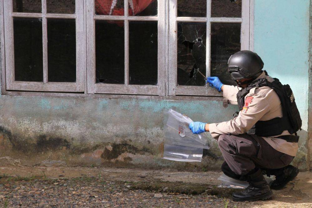 Polisi sedang melakukan olah TKP di rumah Ahmad Yani (Tim Penjinak Bom Polda Aceh saat berada di rumah Ahmad Yani (Antara/Syifa Yulinnas)