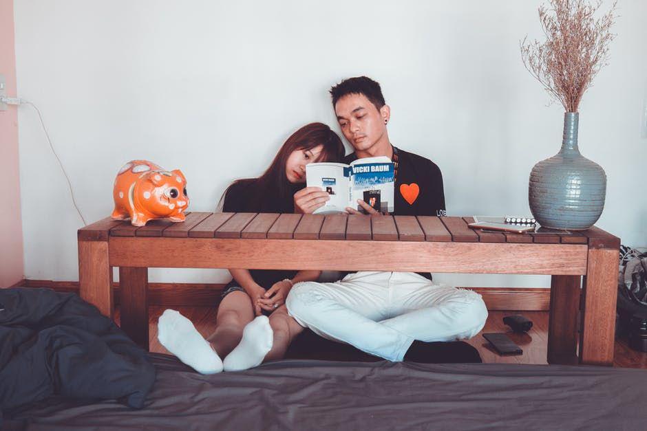 5 Tips Merelakan Gebetan yang Jadiannya sama Teman Kalian Sendiri