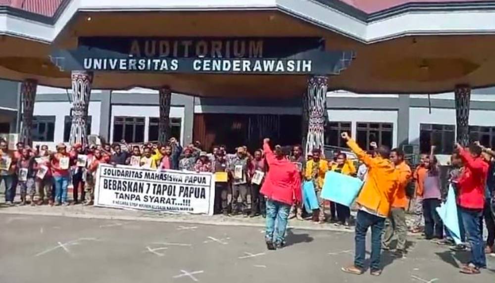 Demonstrasi di Universitas Cendrawasih mendukung pembebasan Ferry Kombo (Twitter/@VeronicaKoman)