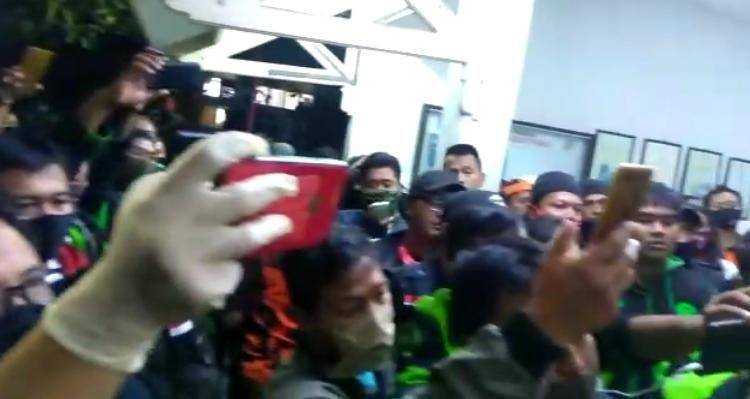 Ratusan ojol mendatangi kamar jenazah RSUD dr Soetomo untuk meminta kejelasan terkait pemulangan jenazah rekan mereka. IDN Times/Dok. Istimewa