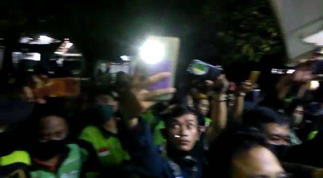Ratusan ojol mendatangi kamar jenazah RSUD dr Soetomo untuk meminta kejelasan terkait pemulangan jenazah rekan mereka. IDN Times/Dok. Istimewa