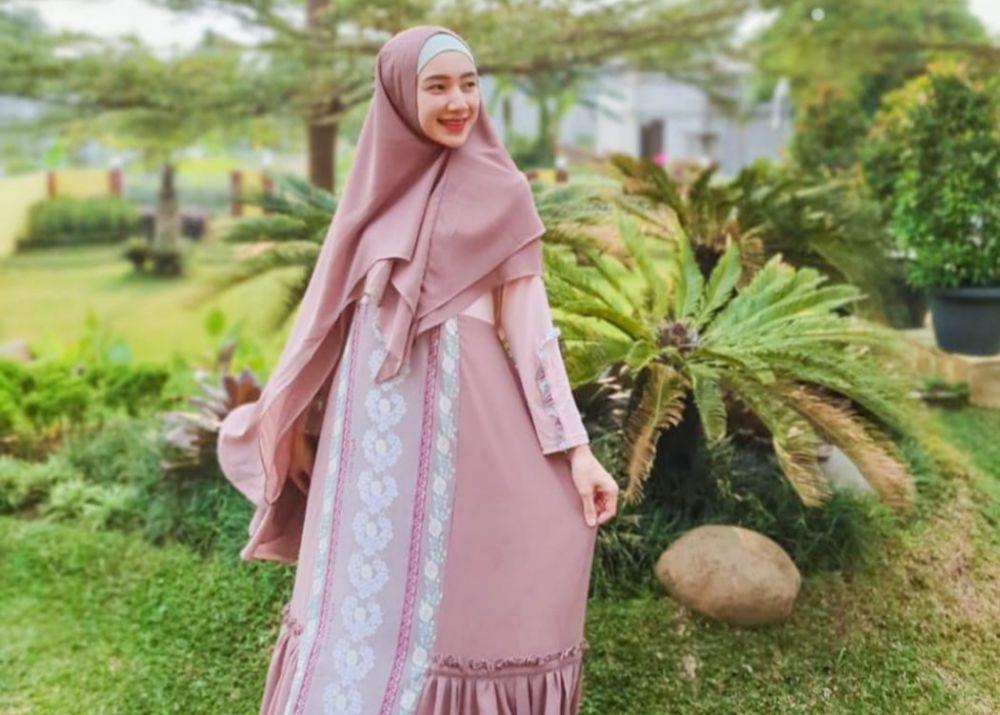 Dari Casual hingga Galmour, Ini 10 Gaya Indri Giana yang Kian Memukau