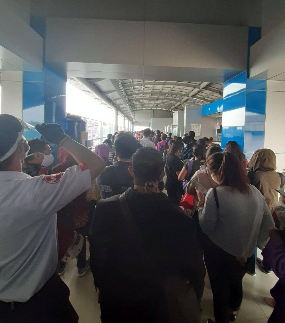 Antrean stasiun di hari kedua PSBB transisi (Twitter/ririrn)