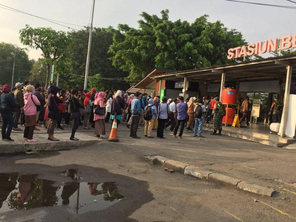 Antrean stasiun di hari kedua PSBB transisi (Twitter/Nadhyrara)