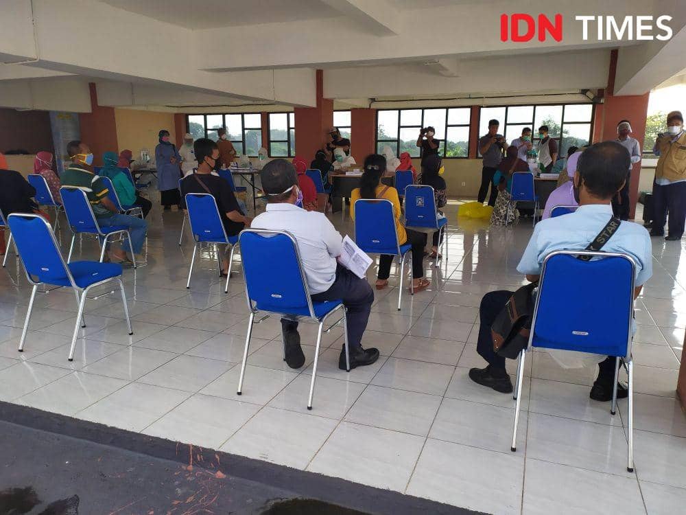 Pemkab Sleman adakan rapid test random kepada pedagang dan dan pembeli di Pasar Prambanan. IDN Times/Siti Umaiyah