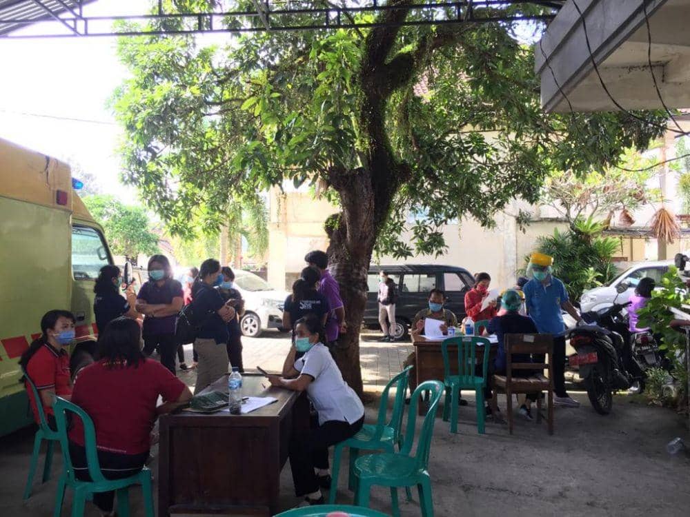 Petugas Dinas Kesehatan Tabanan saat menjalani tes swab Selasa (9/6). (Dok.IDNTimes/Dinkes Tabanan)