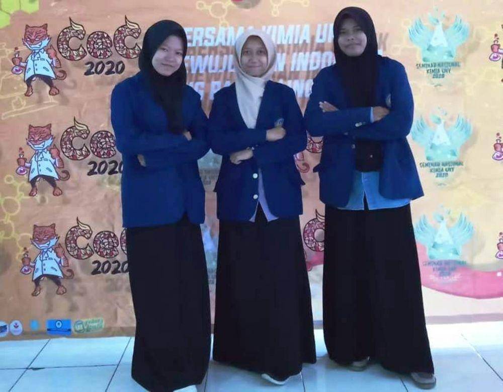 Mahasiswa UNY ciptakan batu bata dari ampas tebu. Dok: Humas UNY