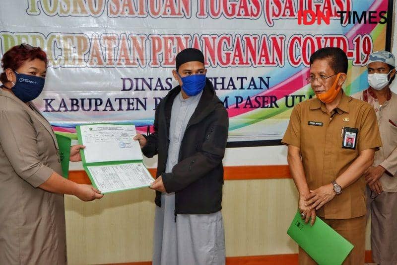 Pasein PPU 17 menerima surat keterangan sembuh COVID-19 dari Direktur RS PPU, dr  Jansje Grace Makisurat (IDN Times/Ervan Masbanjar)