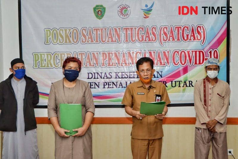 Jubir Pemkab PPU Terkait COVID-19, dr. Arnold Wayong didampingi Direktur RS, RAPB PPU, dr. Jansje Grace Makisurat menyampaikan rilis pers (IDN Times/Ervan Masbanjar)