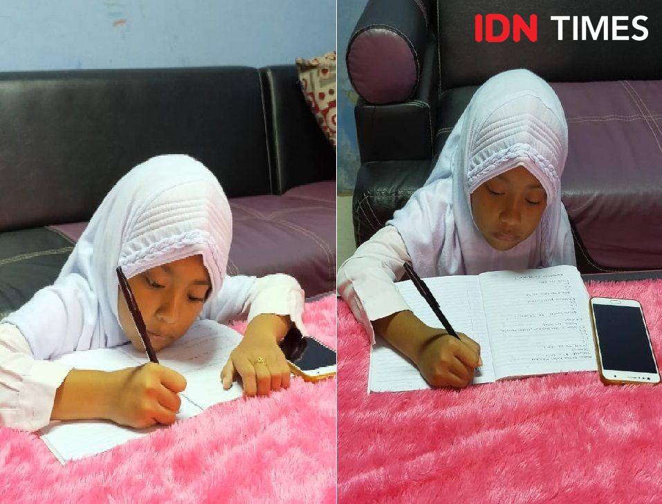 Pelajar mengerjakan soal ulangan kenaikan kelas secara online di rumahnya (IDN Times/Ervan Masbanjar)
