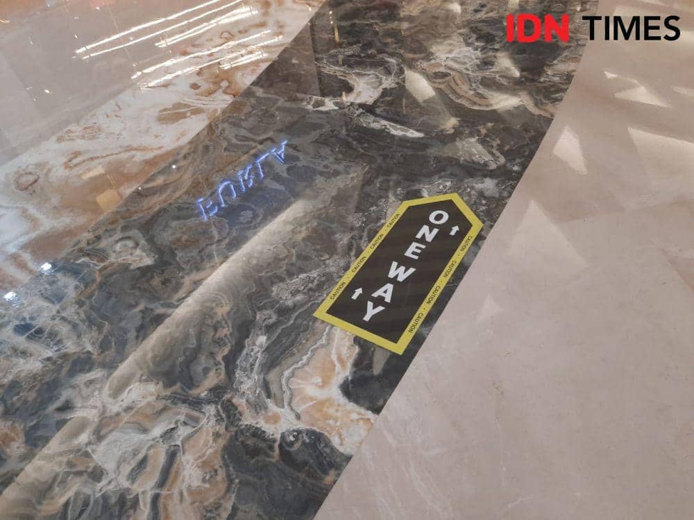 Kondisi Tunjungan Plaza saat hari pertama usainya PSBB, Selasa (9/6). IDN Times/Fitria Madia