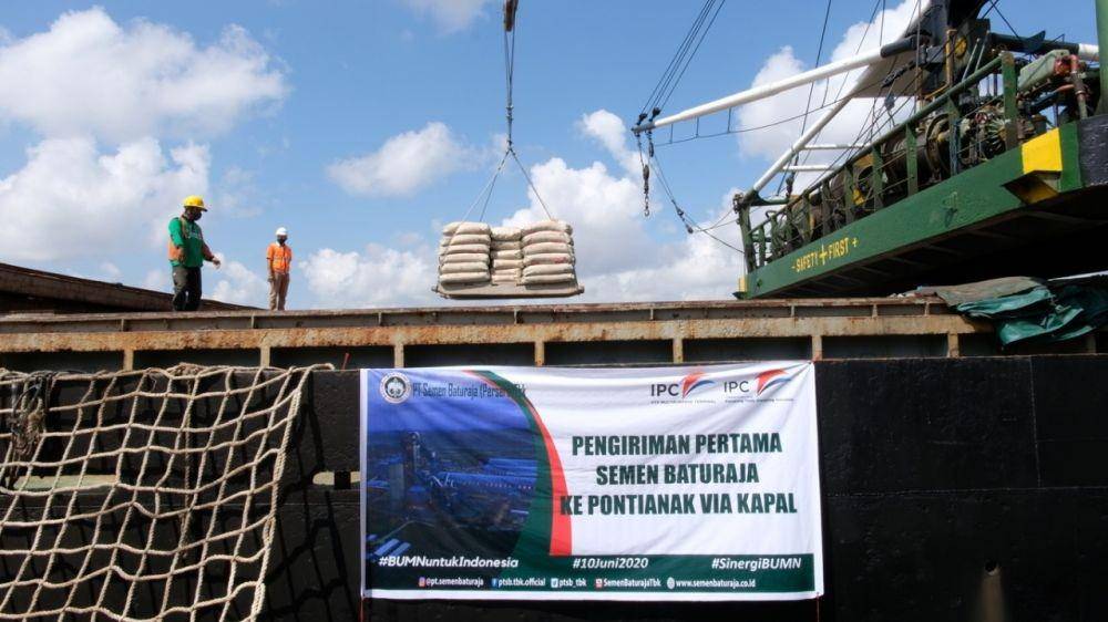Pengiriman perdana PT Semen Baturaja Persereo Tbk ke Pontianak (IDN Times/Dokumen)
