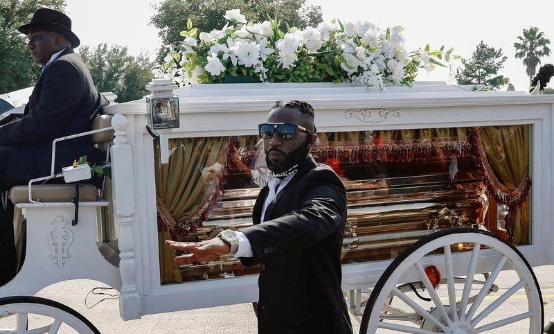Jenazah George Floyd Dimakamkan di Samping Nisan Ibunya di Texas