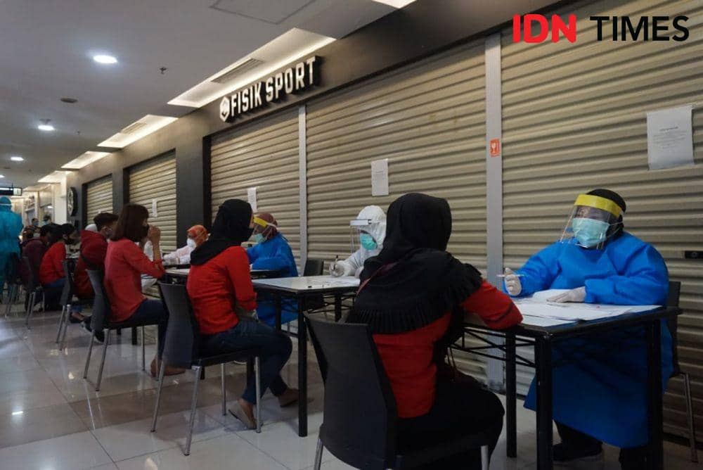 Pelaksanaan rapid test di salah satu mal di Kota Yogyakarta, Rabu (10/6). IDN Times/Tunggul Damarjati