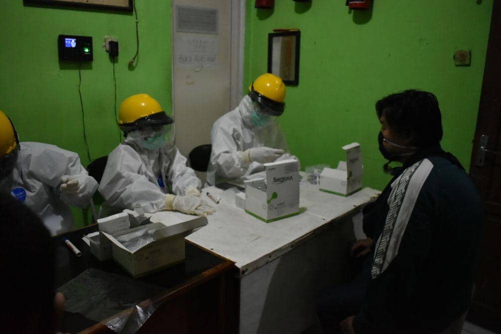 Ilustrasi rapid test (IDN Times/Debbie Sutrisno)