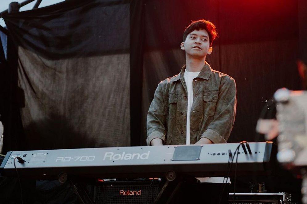 10 Pesona Tristan Juliano, Adik Kevin Aprilio Saat Bermusik