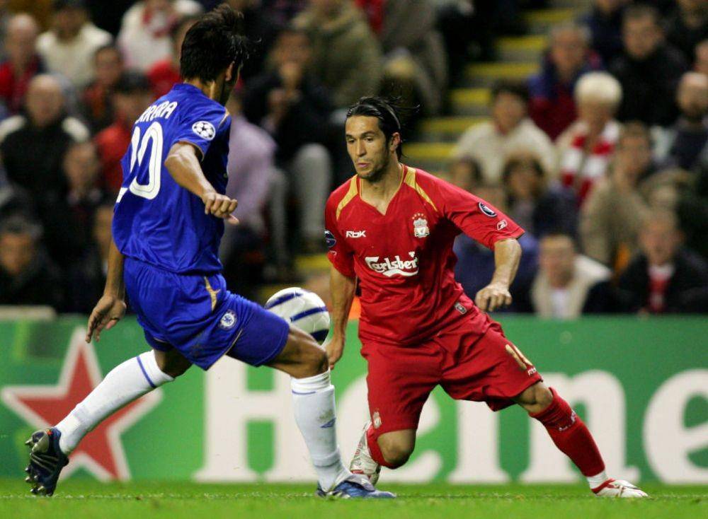 Luis Garcia dikawal oleh Paulo Ferreira, pada laga Liga Champions 2004/2005 melawan Chelsea. Neal Marchan / Icon Sport