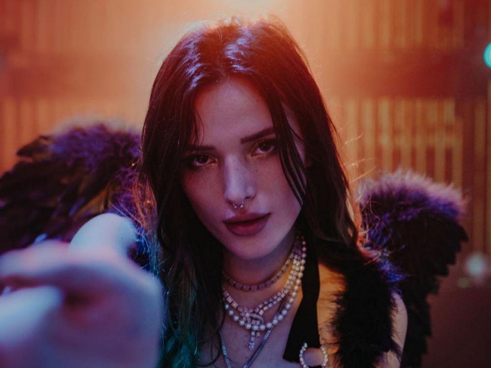 10 Potret Bella Thorne, Mantan Artis Disney yang Bikin Kamu Terpana