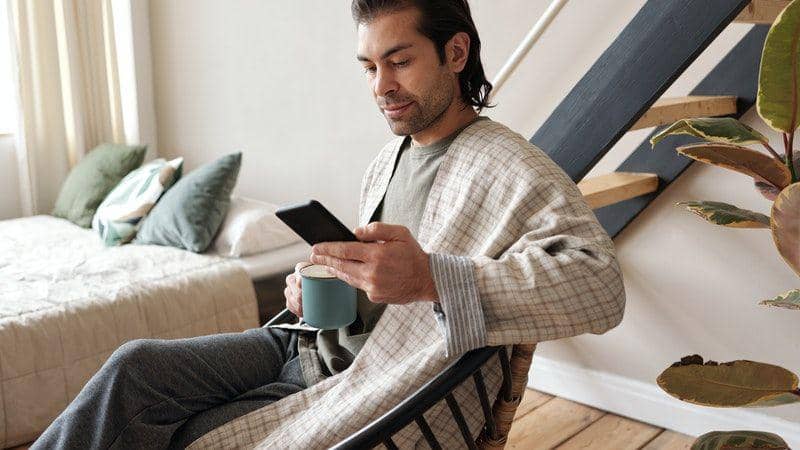 Ilustrasi pria main handphone (Pexels.com/Jack Sparrow)