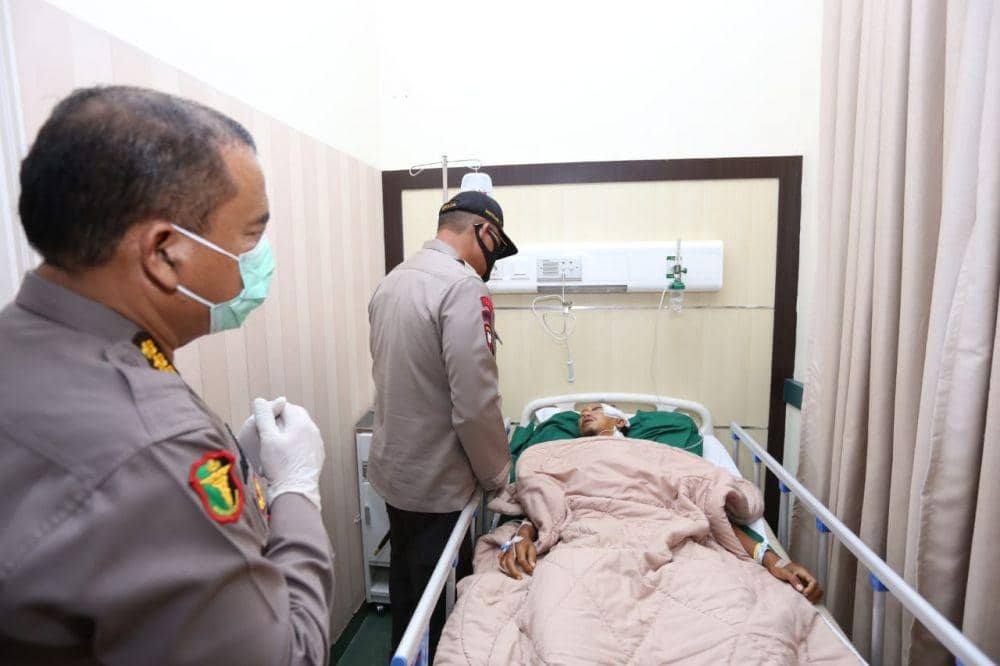 Kapolda Sumut Irjen Martuani Sormin menjenguk Aipda Daely yang menjadi korban pembacokan penjahat yang dikejarnya. (IDN Times/Istimewa)