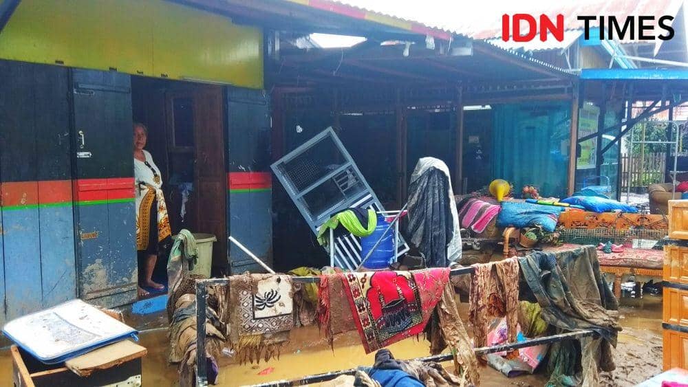 Warga Kota Gorontalo menyelamatkan beberapa baju dan prabotan rumah tangga, IDN Times/Elias