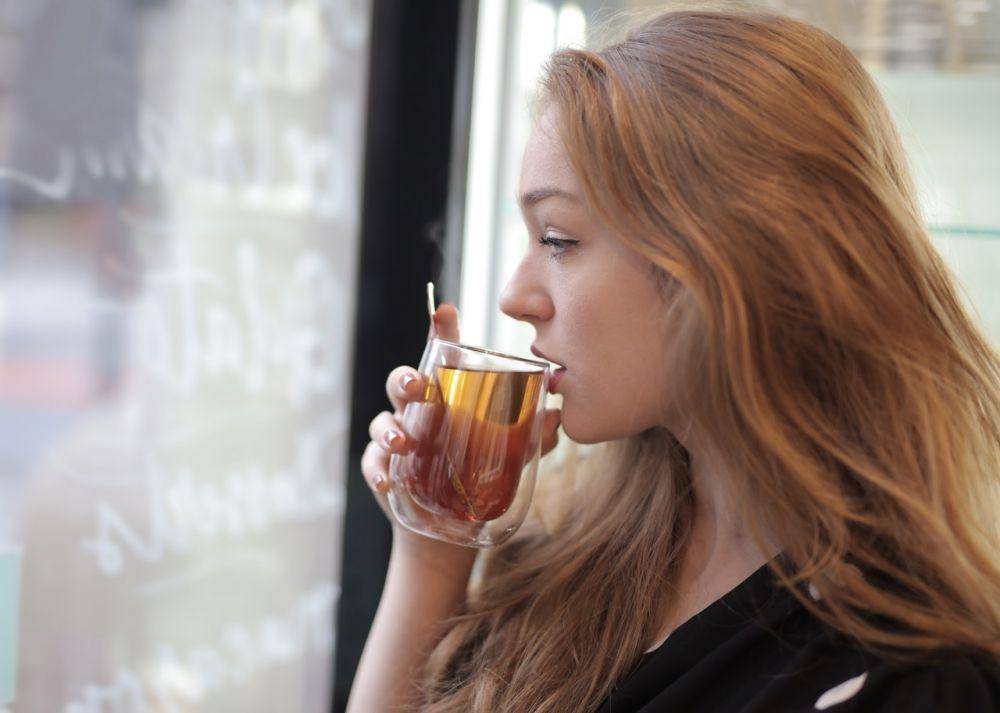 ilustrasi minum teh (pexels.com/Andrea Piacquadio)