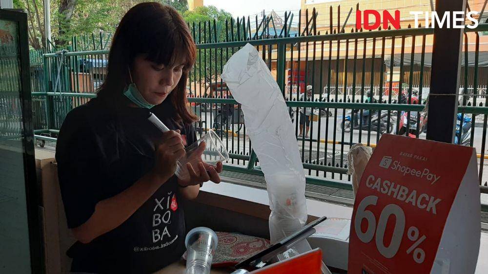 Ilustrasi Pelayanan di tengah Pandemik Virus Corona (IDN Times/Besse Fadhilah)