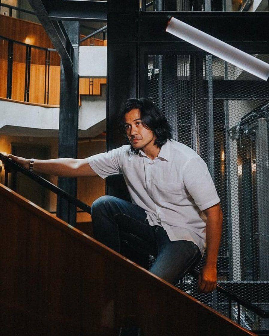 Biasa Rambut Pendek, 10 Artis Pria Ini Tetap Memesona meski Gondrong!