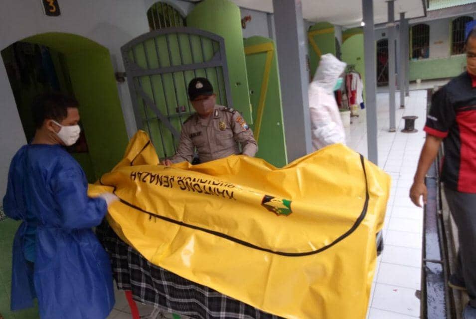 Evakuasi mayat napi gantung diri di Lapas Jombang. IDN Times/Istimewa