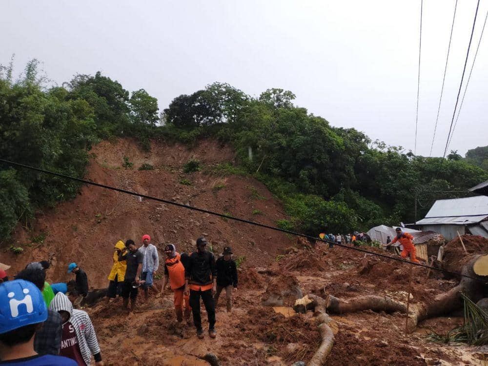 Tim SAR gabungan melakukan pencarian korban terdampak longsor di Jeneponto. IDN Times/Basarnas Makassar