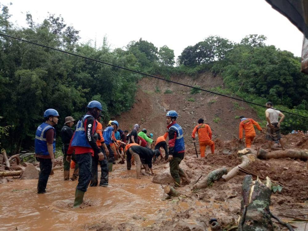 Tim SAR gabungan melakukan pencarian korban terdampak longsor di Jeneponto. IDN Times/Basarnas Makassar