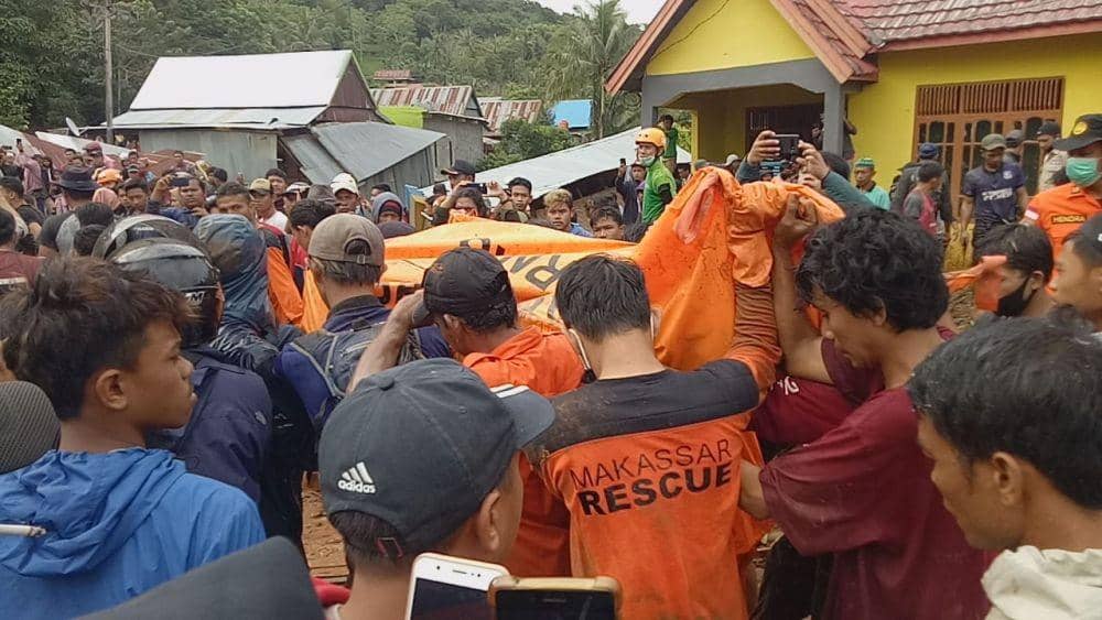 Evakuasi warga tertimbun longsor di Rumbia, Jeneponto, Sulsel. IDN Times/Basarnas Makassar