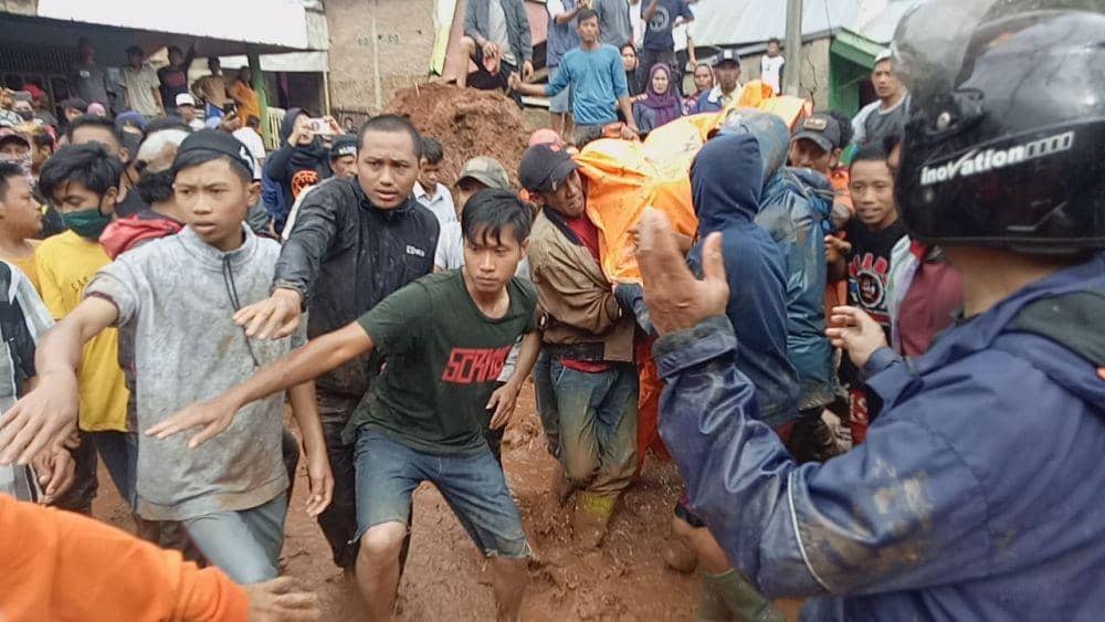 Evakuasi warga tertimbun longsor di Rumbia, Jeneponto, Sulsel. IDN Times/Basarnas Makassar