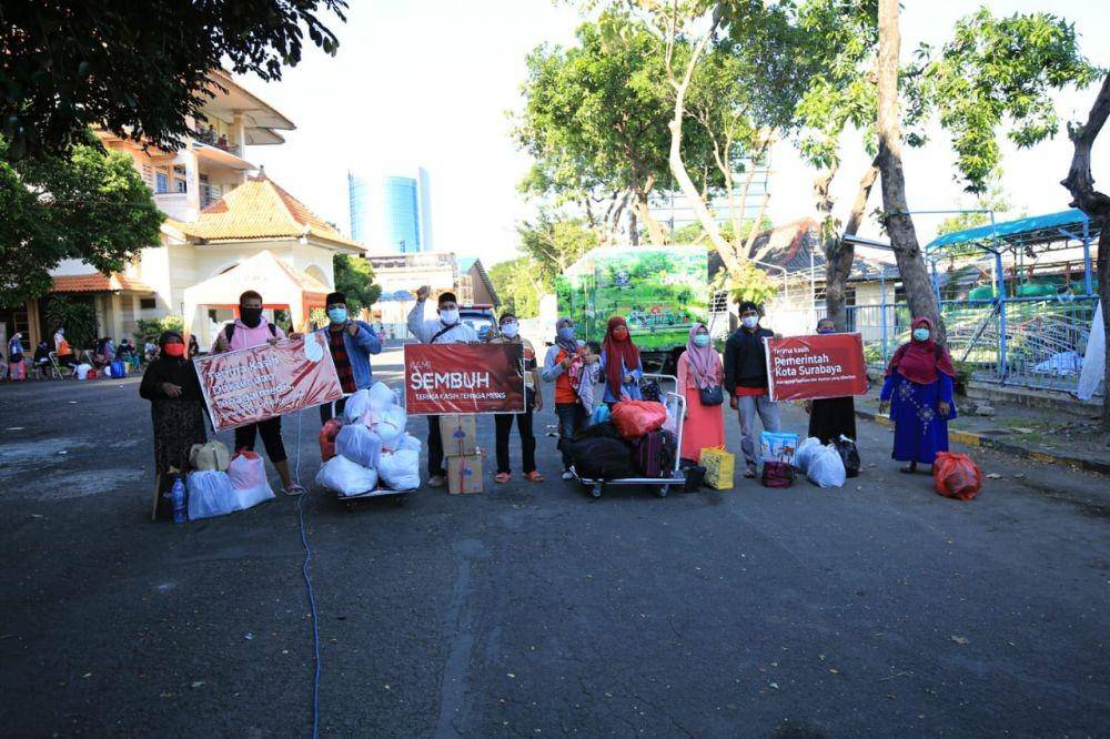 Para pasien COVID-19 yang sembuh usai dikarantina di Hotel Asrama Haji. Dok Humas Pemkot Surabaya