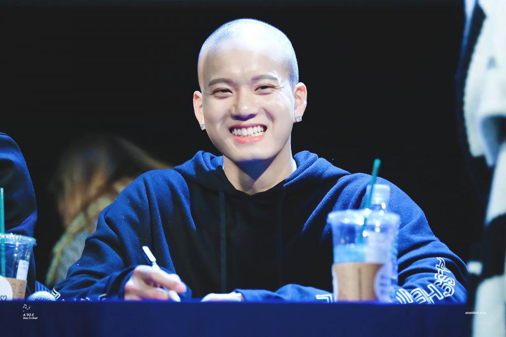 Cukur Rambut Lagi, 11 Potret Menawan Peniel BTOB dengan Kepala Botak