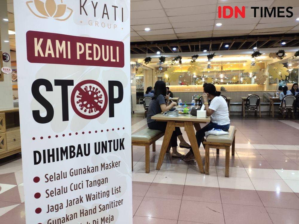 Salah satu gerai makanan di SCP yang telah terapkan pembatasan jarak pengunjung mereka. (IDN Times/Zulkifli Nurdin)