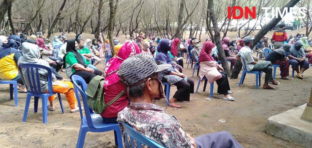 Ilustrasi warga antre menunggu pembagian sembako bantuan (IDN Times/Daruwaskita)