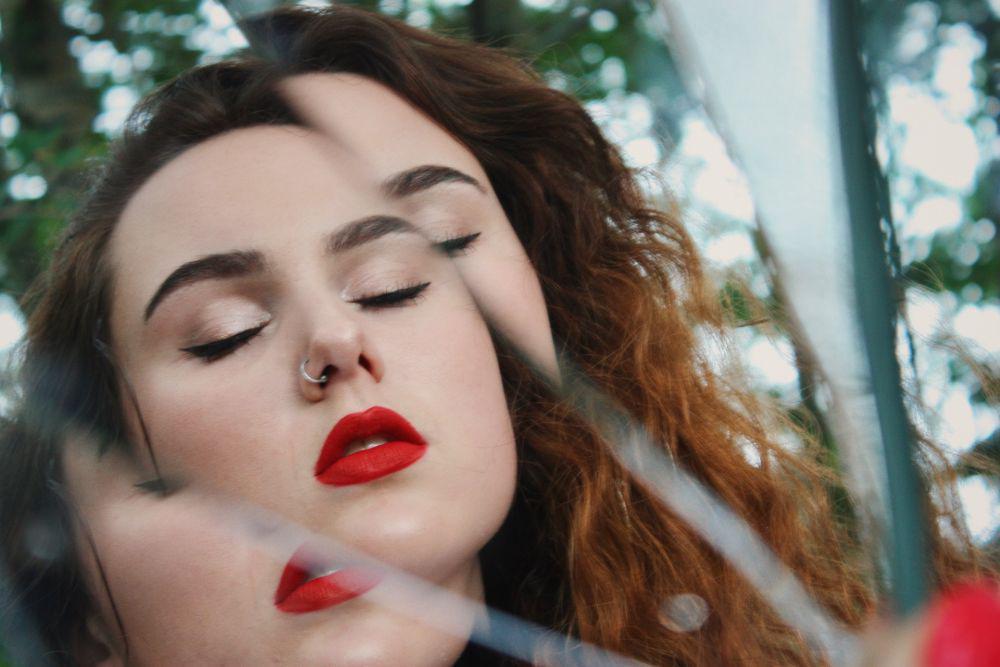 5 Tips Agar Lipstikmu Transferproof, Gak Perlu Takut Kalau Lagi Minum!