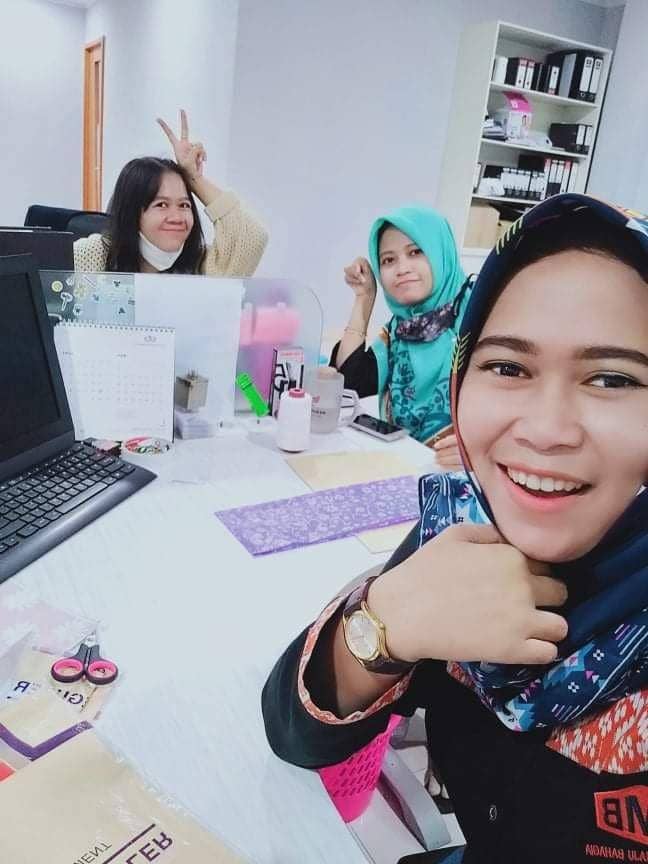 Vivi (jilbab hitam) merayakan hari kelulusan bersama teman-teman/ dok pribadi