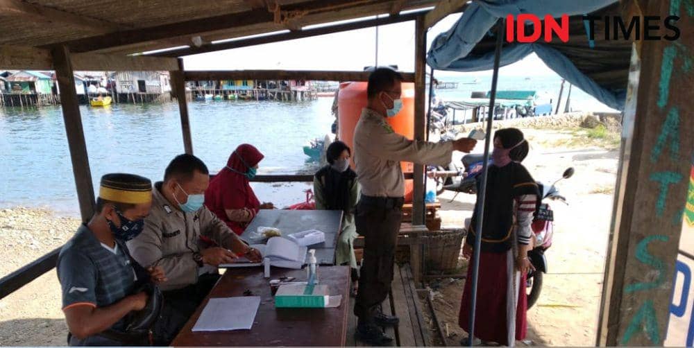 Pemeriksaan suhu tubuh di salah satu pelabuhan di Penajam Paser Utara, Kaltim. IDN Times/Ervan Masbanjar
