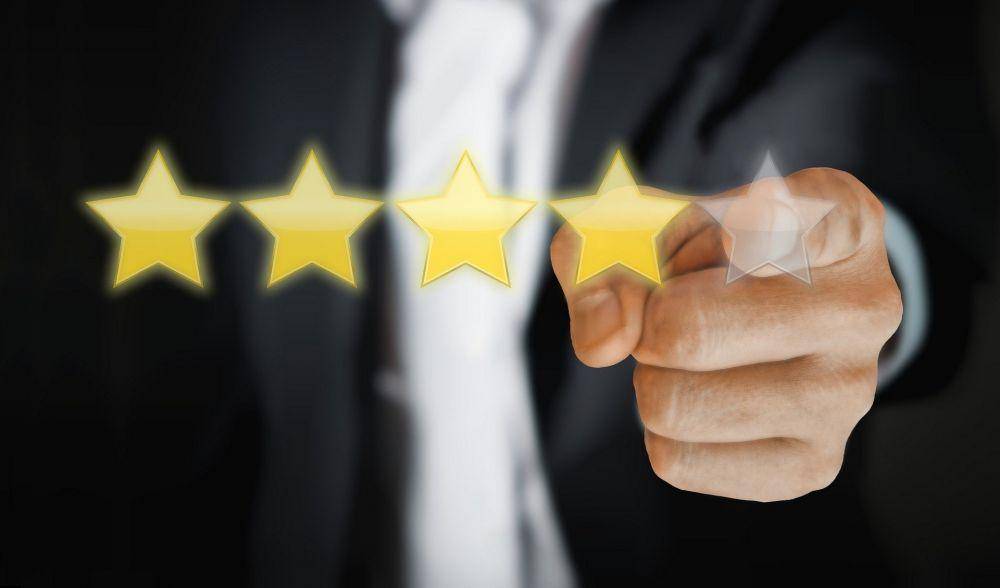 ilustrasi seseorang yang melukan review (pixabay.com/Tumisu)