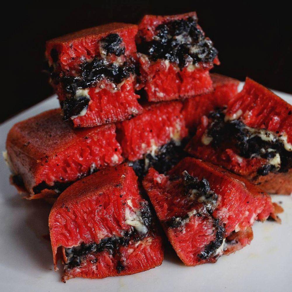martabak red velvet (instagram.com/gedeinperut)