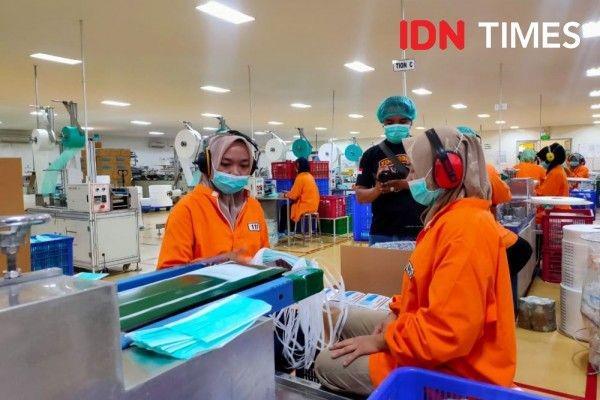 Ilustrasi pekerja atau buruh pabrik (IDN Times/Zainul Arifin)