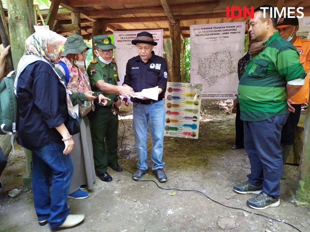 Dirjen KSDE KLHK Wiratno saat meninjau lokasi Cagar Alam Darupono Kendal. Fariz Fardianto/IDN Times